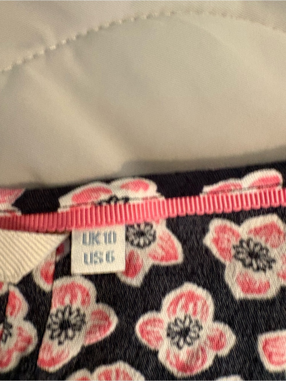 Boden Clara Pintuck Sleeveless Blouse US 6 Floral Print Feminine Key Hole - Picture 3 of 7